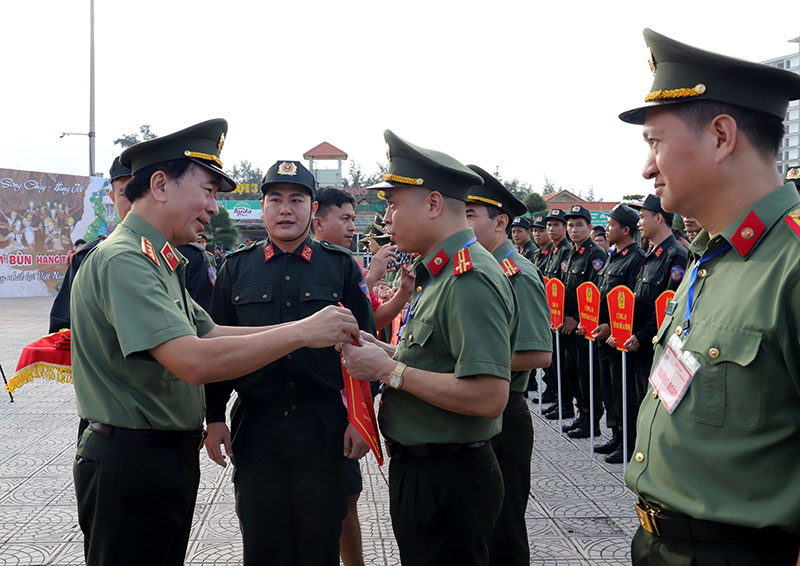 Đồng chí Thượng tướng Trần Quốc Tỏ, Ủy viên Trung ương Đảng, Thứ trưởng Bộ Công an tặng cờ lưu niệm cho đoàn tham gia hội thao