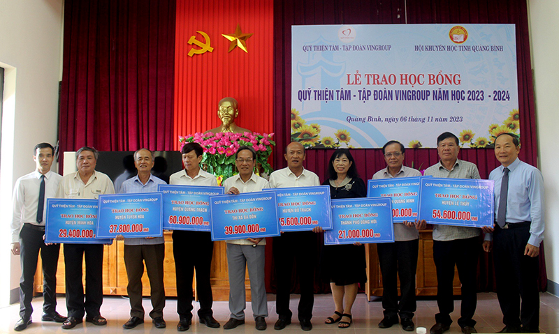 Đại diện Hội Khuyến học tỉnh và nhà tài trợ trao tượng trưng giá trị học bổng cho các huyện, thị xã, thành phố.