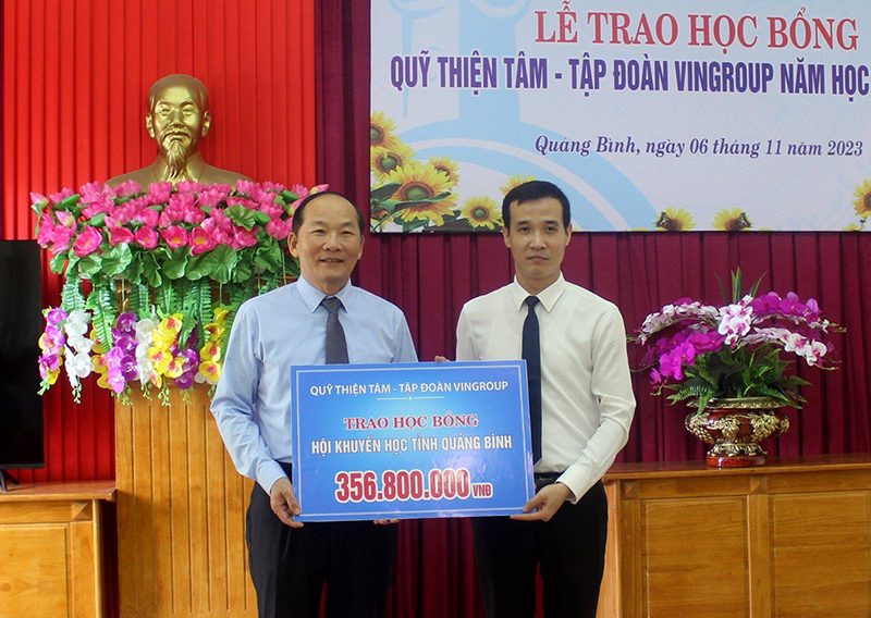 Chủ tịch Hội Khuyến học tỉnh Trần Xuân Vinh nhận học bổng từ nhà tài trợ.