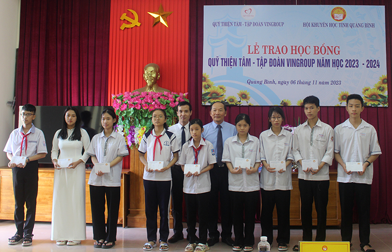 Đại diện lãnh đạo Hội Khuyến học tỉnh và nhà tài trợ trao học bổng cho học sinh vượt khó học giỏi trên địa bàn TP. Đồng Hới.