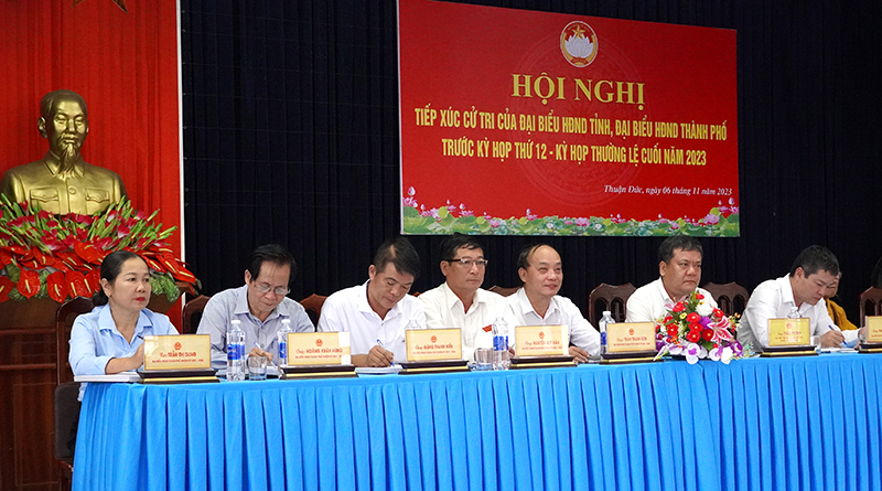 Các đại biểu HĐND tỉnh và HĐND TP. Đồng Hới TXCT thành phố.