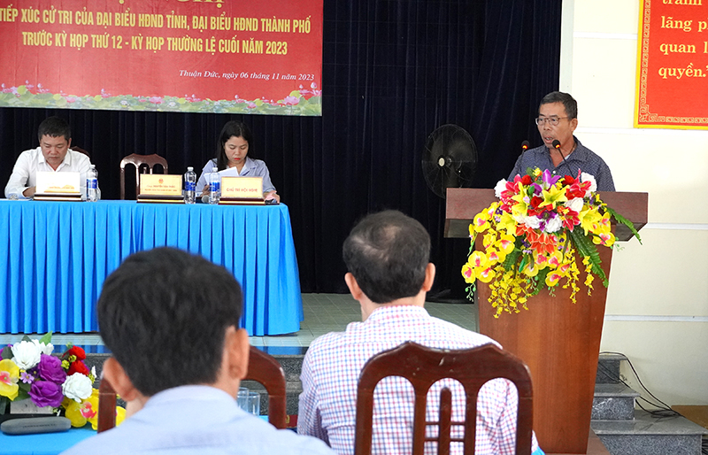 Cử tri TP. Đồng Hới phát biểu ý kiến kiến nghị tại buổi tiếp xúc.