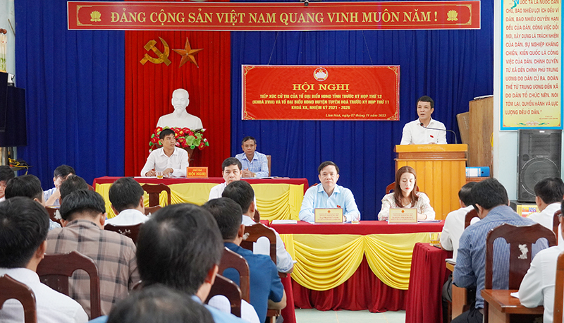 Đại diện tổ đại biểu HĐND tỉnh tiếp thu ý kiến, kiến nghị của cử tri.