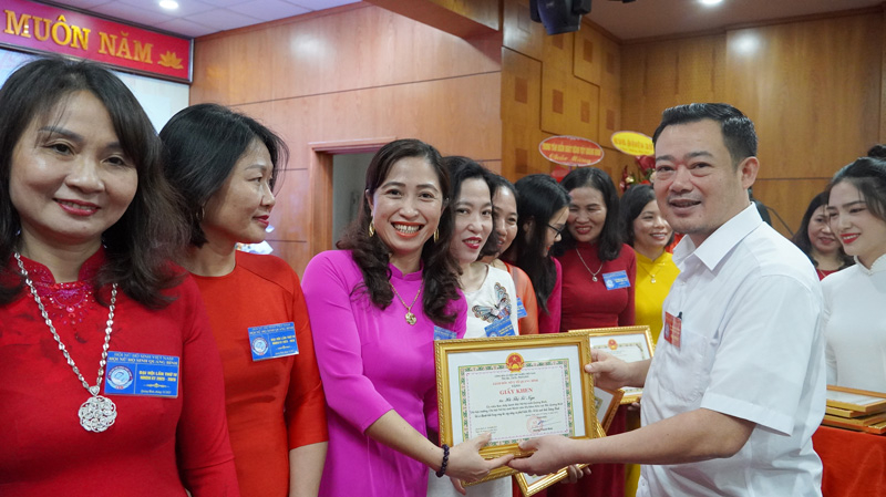 Các cá nhân có thành tích xuất sắc trong công tác NHS được nhận giấy khen của Sở Y tế.