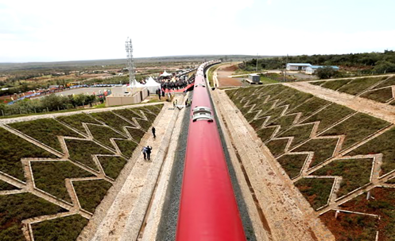 Một tuyến đường sắt tại Kenya xây dựng bằng tiền từ các ngân hàng Trung Quốc. Ảnh: Reuters