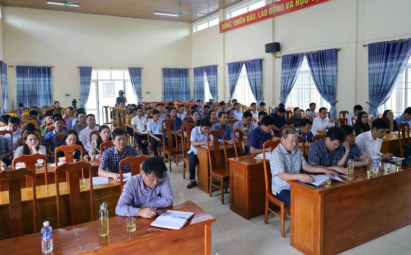 Các cử tri tham dự tại buổi tiếp xúc.