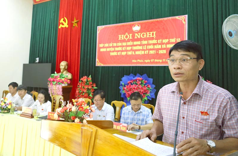 Đại biểu Bùi Anh Tuấn, Tỉnh ủy viên, Bí thư Huyện ủy, Chủ tịch HĐND huyện Minh Hóa  thay mặt tổ đại biểu HĐND tỉnh tiếp thu, giải  trình kiến nghị, đề xuất của cử tri  tại buổi tiếp xúc.
