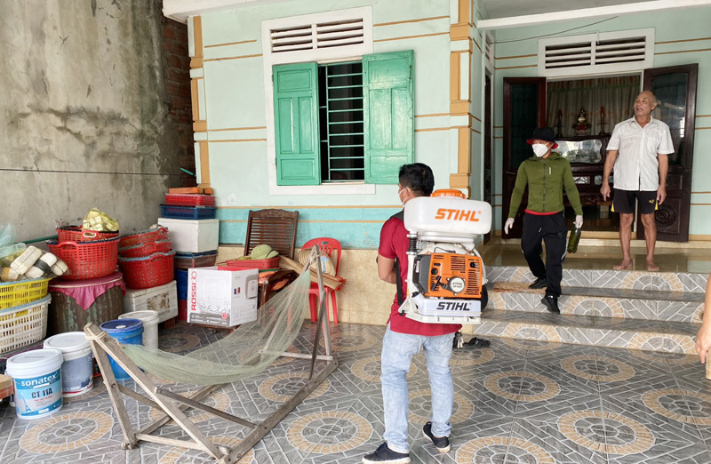 Những hộ dân của xã Phúc Trạch được bảo vệ bằng hóa chất diệt muỗi.
