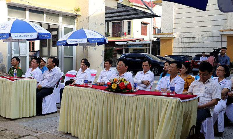 Các đại biểu tham gia lễ gắn biển