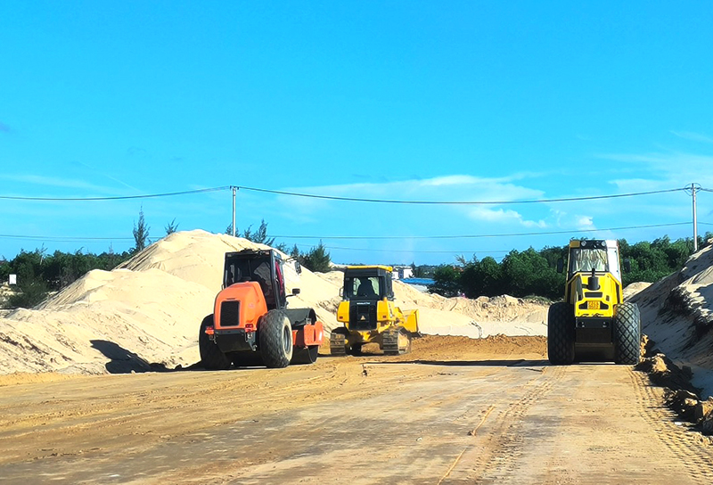 Nhà thầu đang thi công tuyến đường ven biển.