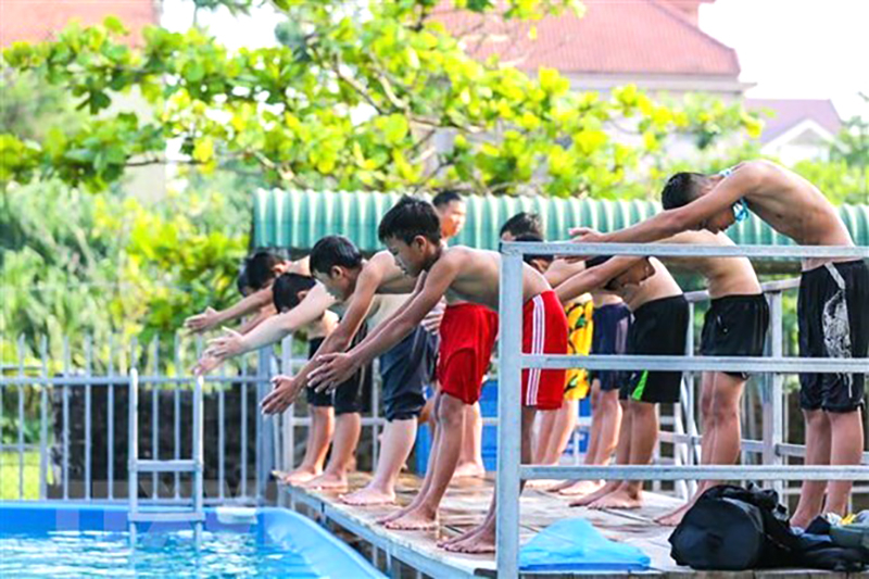  Số lượng trường học có bể bơi vẫn rất hạn chế. (Ảnh minh họa: TTXVN)