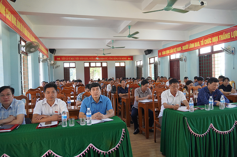 Các đại biểu và đông đảo cử tri tham dự buổi tiếp xúc.