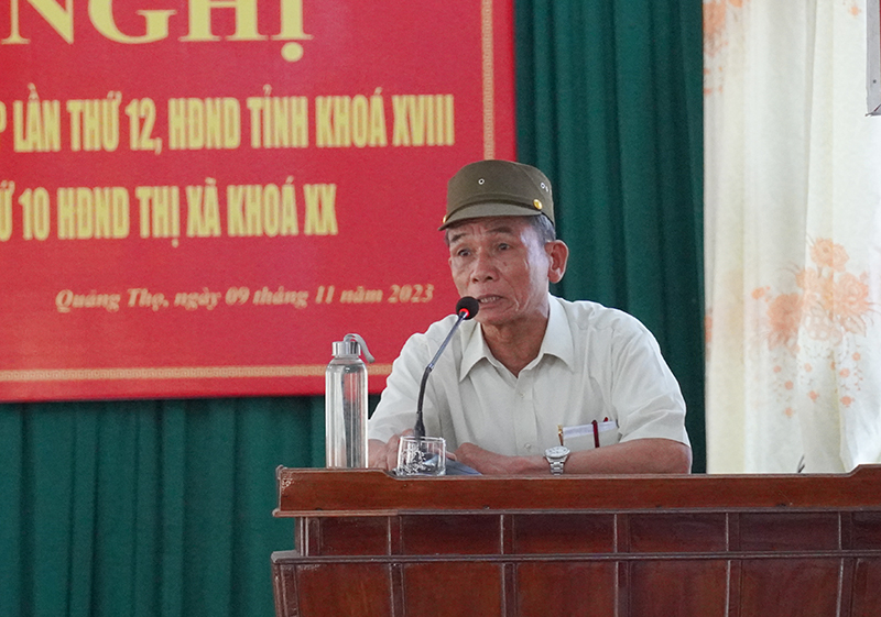 Cử tri phát biểu ý kiến tại buổi tiếp xúc. 