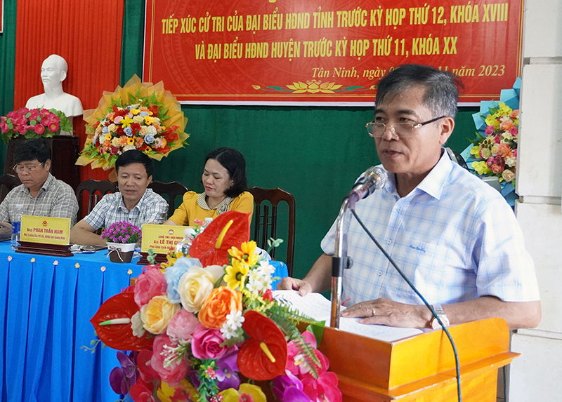 Đồng chí Phó Chủ tịch Thường trực UBND tỉnh Đoàn Ngọc Lâm tiếp thu, trao đổi về các kiến nghị của cử tri huyện Quảng Ninh.