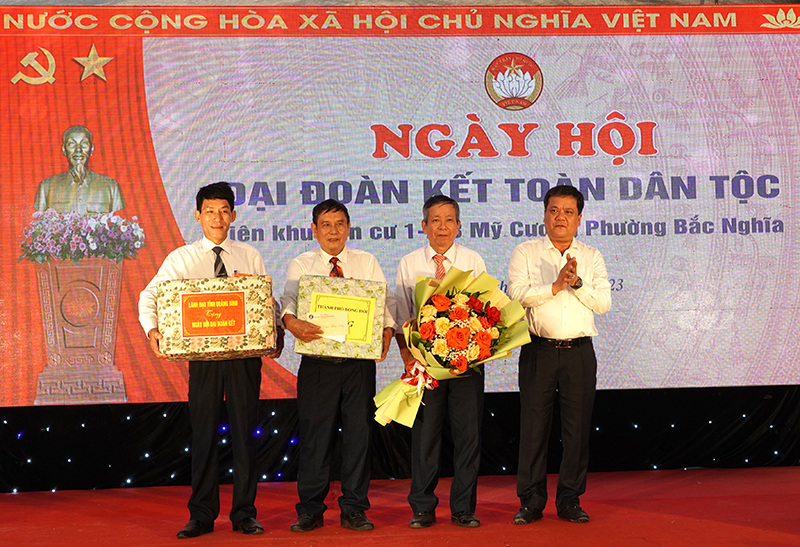 Đồng chí Bí thư Thành ủy Đồng Hới Trần Phong trao hoa, quà chúc mừng liên KDC 1, 2 và 3 Mỹ Cương.