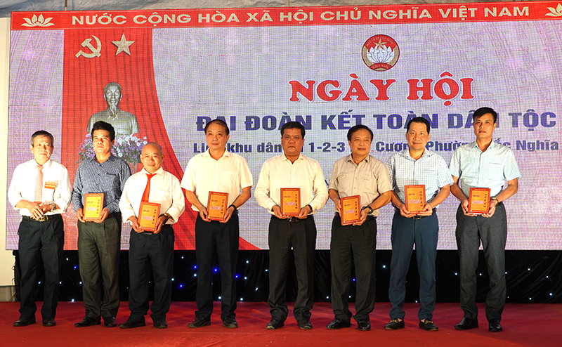 Các đại biểu được tặng tập sách “Dư địa chí làng Mỹ Cương” 