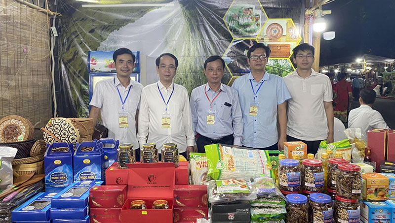 Đồng chí Phó Chủ tịch UBND tỉnh Phan Mạnh Hùng và lãnh đạo các sở ngành chụp ảnh lưu niệm tại gian hàng tỉnh Quảng Bình