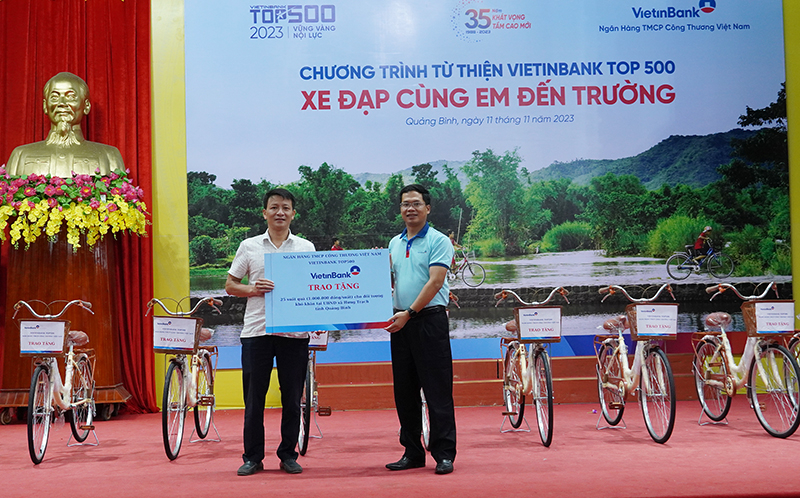 VietinBank Chi nhánh Quảng Bình trao biển tượng trưng hỗ trợ cho các gia đình có hoàn cảnh khó khăn tại huyện Bố Trạch thông qua kết nối, kêu gọi tài trợ của Báo Quảng Bình.