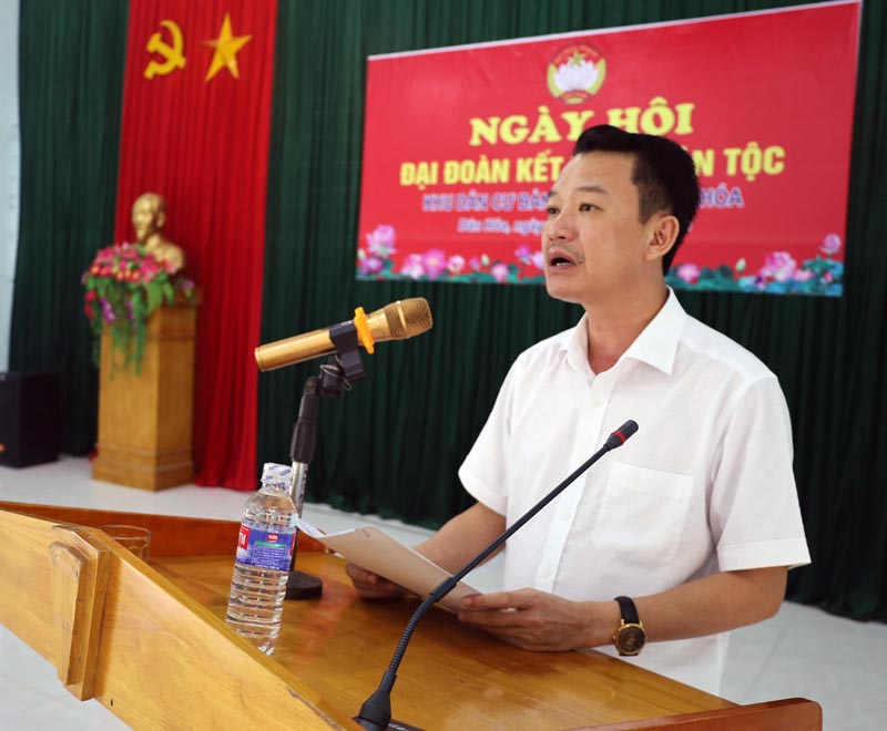Đồng chí Trần Quang Minh, Phó Chủ tịch UBMTTQVN tỉnh phát biểu tại ngày hội.
