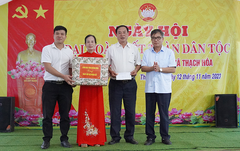 Tặng quà cho đại diện khu dân cư thôn 2 Thiết Sơn. 