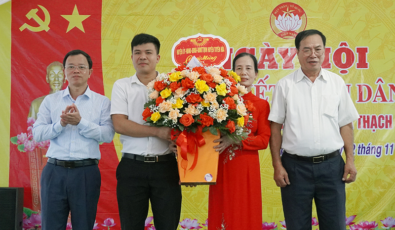Lãnh đạo huyện Tuyên Hóa tặng quà cho khu dân cư.