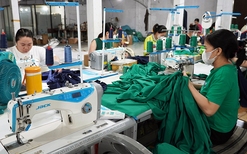 Doanh nghiệp may mặc gặp khó khăn do đơn hàng xuất khẩu giảm.