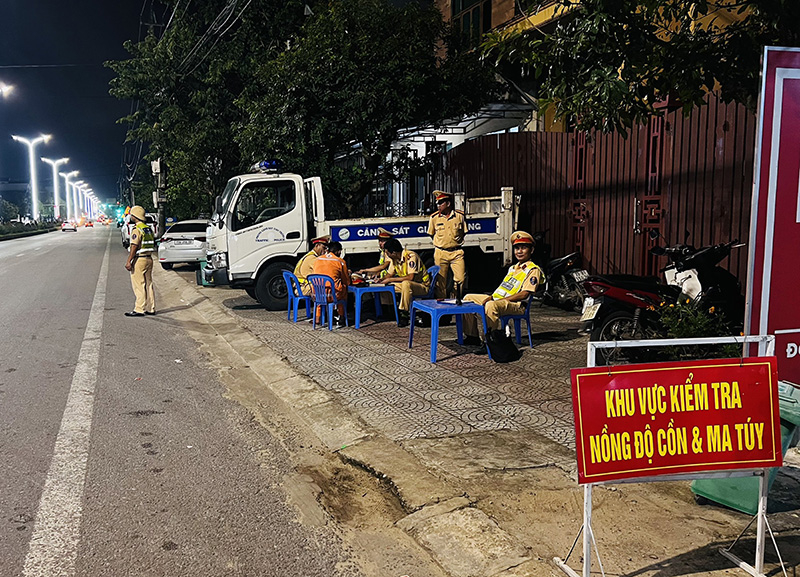 Chốt kiểm tra nồng độ cồn của Phòng CSGT được lập thường xuyên trên các tuyến giao thông đường bộ.