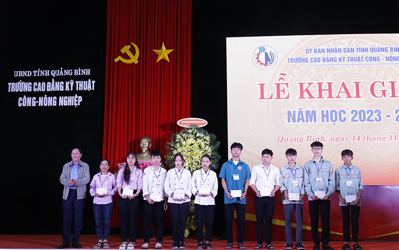 Hội Khuyến học tỉnh trao 10 suất học bổng cho các em học sinh, sinh viên có hoàn cảnh khó khăn.
