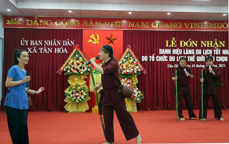 Một tiết mục văn nghệ trong chuỗi hoạt động của lễ đón nhận Làng Du lịch tốt nhất do Tổ chức Du lịch thế giới bầu chọn năm 2023.  