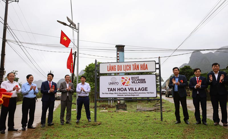 Các đồng chí lãnh đạo cắt băng khánh thành biển Làng Du lịch tốt nhất thế giới tại xã Tân Hóa.