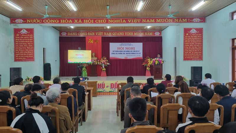 Tập huấn nâng cao năng lực truyền thông cho cán bộ cơ sở.