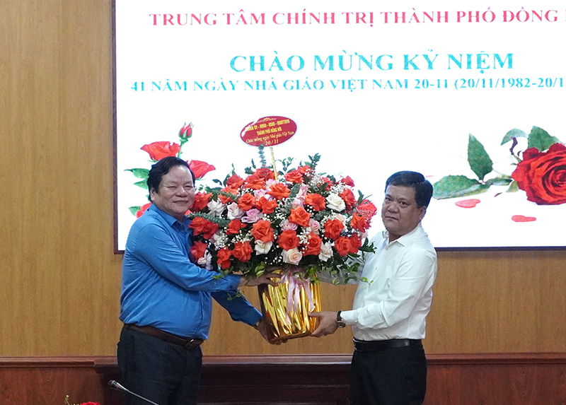 Đồng chí Trần Phong chúc mừng thầy, cô giáo Trung tâm Chính trị thành phố.