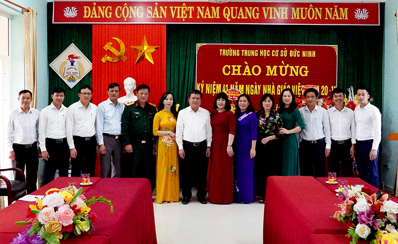 Các thành viên Đoàn công tác thăm, chúc mừng các thầy cô Trường THCS Đức Ninh.