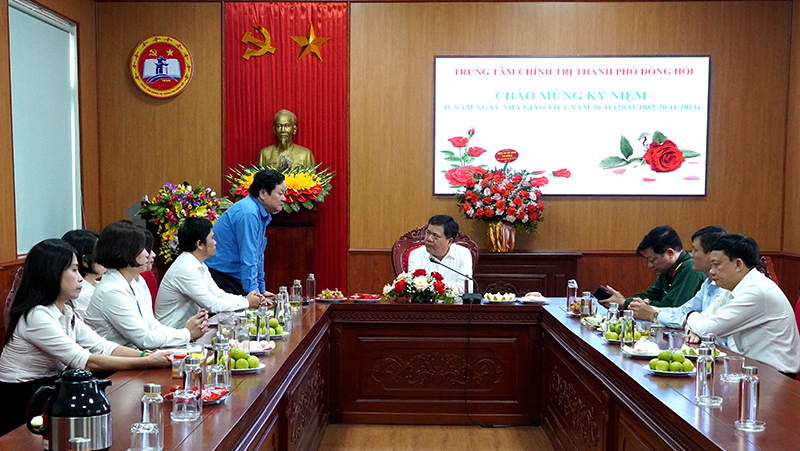 Đại diện lãnh đạo TTCT thành phố báo cáo sơ bộ tình hình hoạt động của đơn vị. 