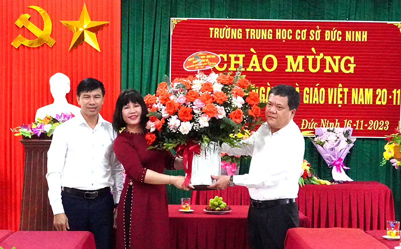 Đồng chí Trần Phong chúc mừng thầy, cô giáo Trường Đức Ninh.