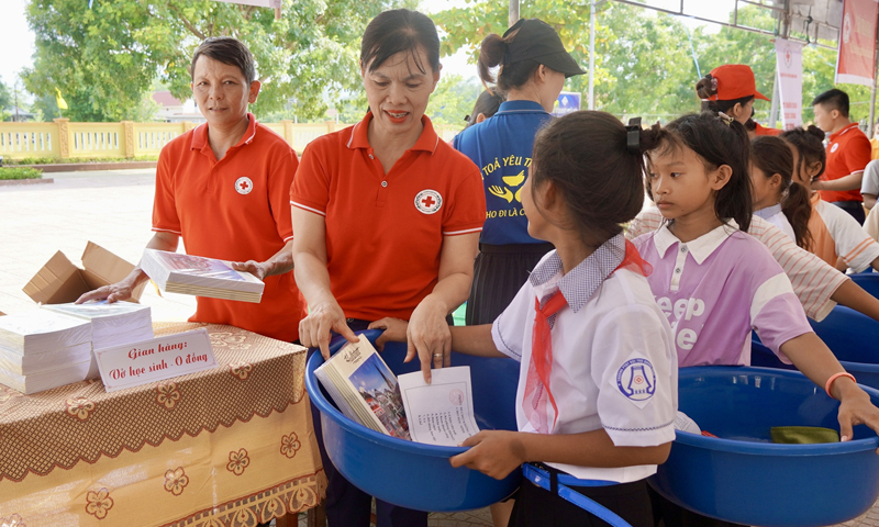 “Bén duyên” với công tác nhân đạo từ năm 2014, hơn 9 năm qua, chị Phạm Thị Hồng Minh đã dành trọn tâm huyết cho phong trào CTĐ.