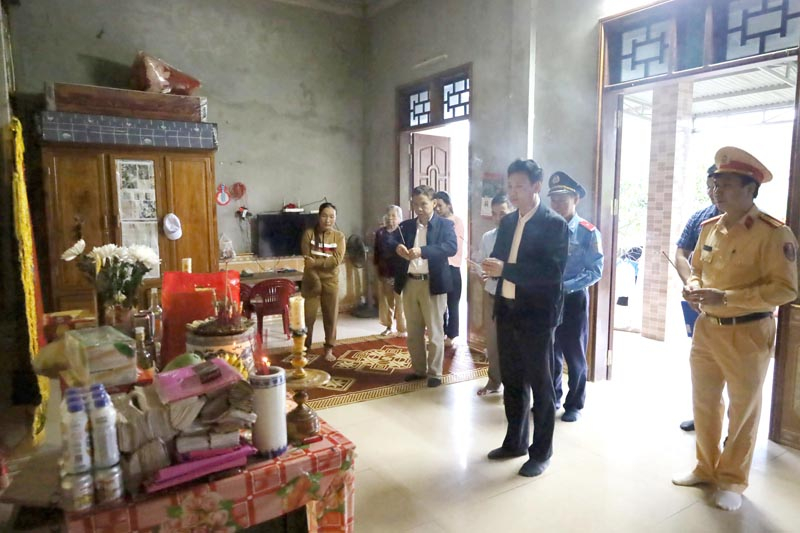 Đoàn công tác Ban An toàn giao thông tỉnh thắp hương tại các gia đình có nạn nhân bị tử vong do TNGT ở huyện Quảng Ninh