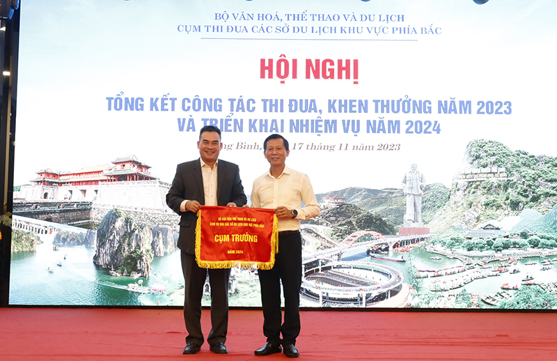 Sở Du lịch Quảng Bình bàn giao chức danh cụm trưởng cụm thi đua cho Sở Du lịch Lào Cai.