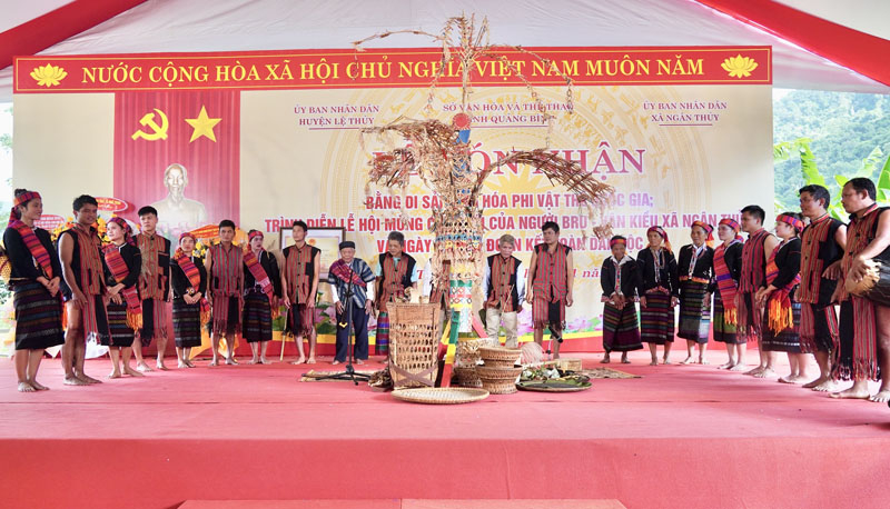 Trình diễn lễ hội Mừng cơm mới của người Bru-Vân Kiều xã Ngân Thủy.