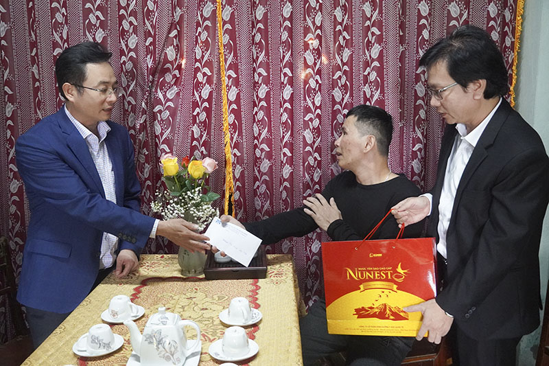 Đại diện Sở GD-ĐT, Công đoàn ngành Giáo dục thăm hỏi động viên  GV, NV có hoàn cảnh đặc biệt khó khăn