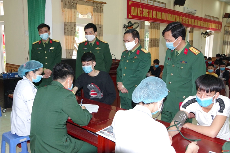 Khám sức khỏe cho thanh niên thực hiện nghĩa vụ quân sự. Ảnh: Baoquankhu4. 