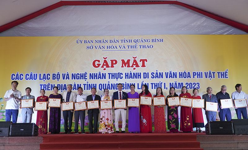 Sở Văn hóa - Thể thao tặng Giấy khen cho các nghệ nhân 