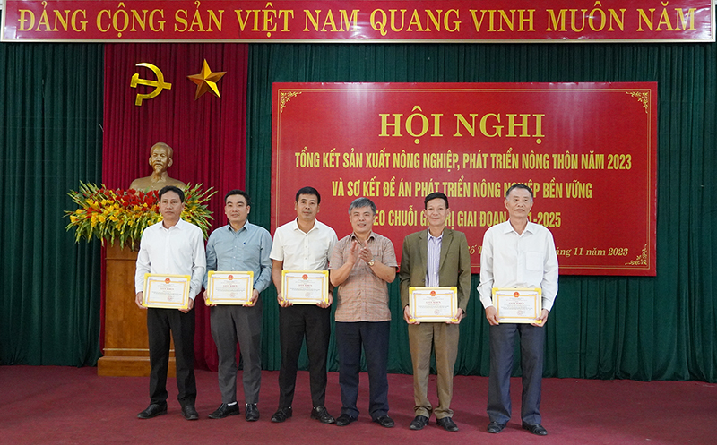 Đại diện lãnh đạo Huyện ủy Bố Trạch tặng giấy khen cho các tập thể có thành tích trong việc thực hiện Đề án Phát triển nông nghiệp bền vững theo chuỗi giá trị, giai đoạn 2021-2025.