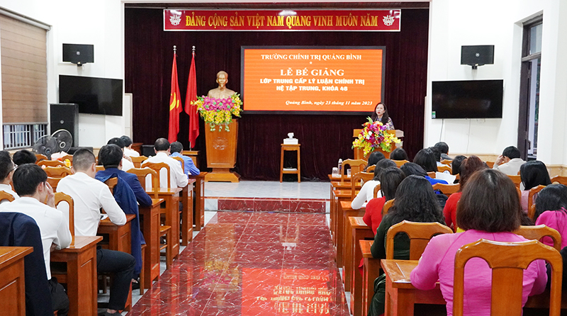 Quang cảnh lễ bế giảng.