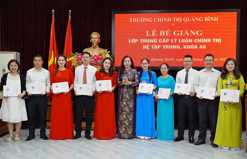 Đại diện lãnh đạo Trường Chính trị tỉnh trao bằng tốt nghiệp cho các học viên.