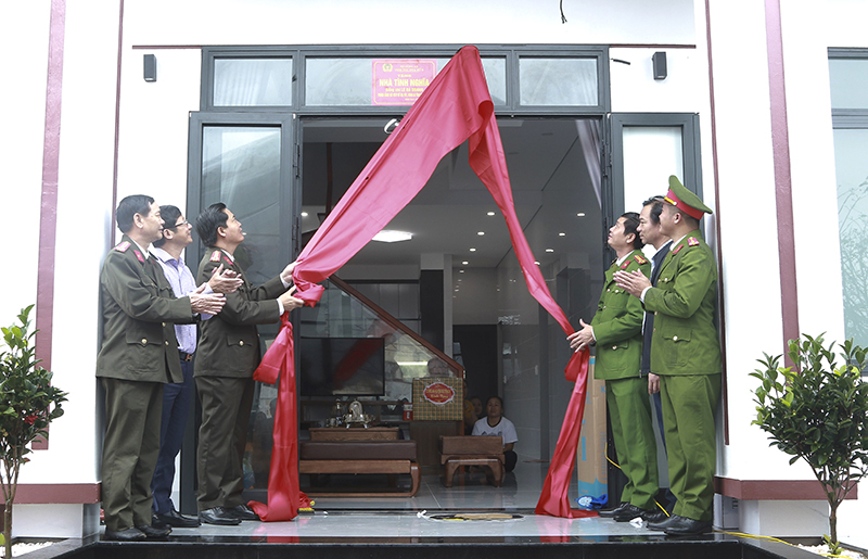 Đại diện lãnh đạo Cụm Thi đua số 5 trao nhà tình nghĩa cho gia đình đồng chí Lê Bá Doanh.