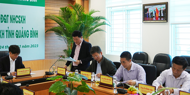 Lãnh đạo Chi nhánh NHCSXH tỉnh báo cáo tình hình hoạt động về công tác thực hiện tính dụng chính sách năm 2022-2023.