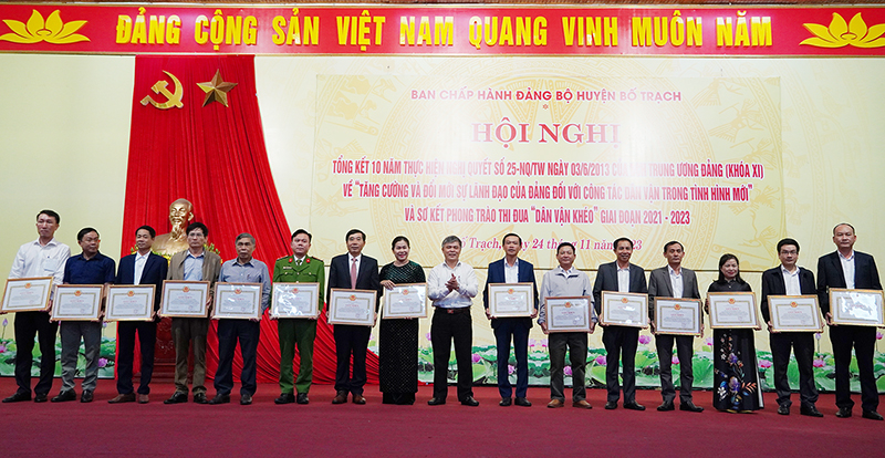 Đại diện lãnh đạo Huyện ủy Bố Trạch tặng giấy khen cho các tập thể có thành tích xuất sắc trong thực hiện NQ số 25.