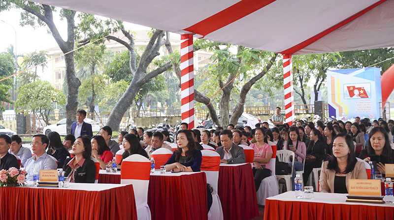 Các đại biểu dự lễ phát động.