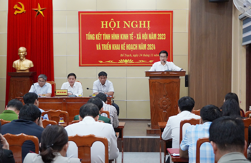 Đại biểu phát biểu ý kiến tại hội nghị.